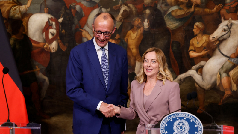 Friedrich Merz e Giorgia Meloni a Palazzo Chigi, 17 maggio 2025 (REUTERS/Remo Casilli).