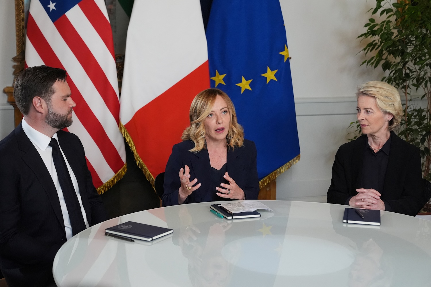 Giorgia Meloni continua nel ruolo di mediatore tra Usa e Ue