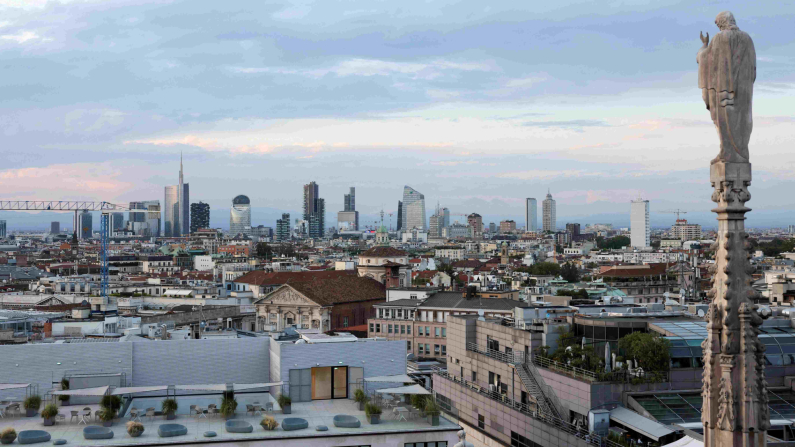 Una vista dello skyline di Milano al tramonto, 6 luglio 2023. REUTERS/Claudia Greco/File Photo