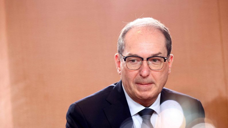 FOTO D'ARCHIVIO: Il ministro degli Interni tedesco, Alexander Dobrindt, partecipa a una riunione di gabinetto presso la Cancelleria a Berlino, Germania, 28 maggio 2025. REUTERS/Liesa Johannssen/Foto d'archivio