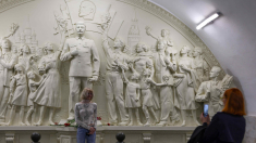 Monumento a Stalin nella metropolitana di Mosca