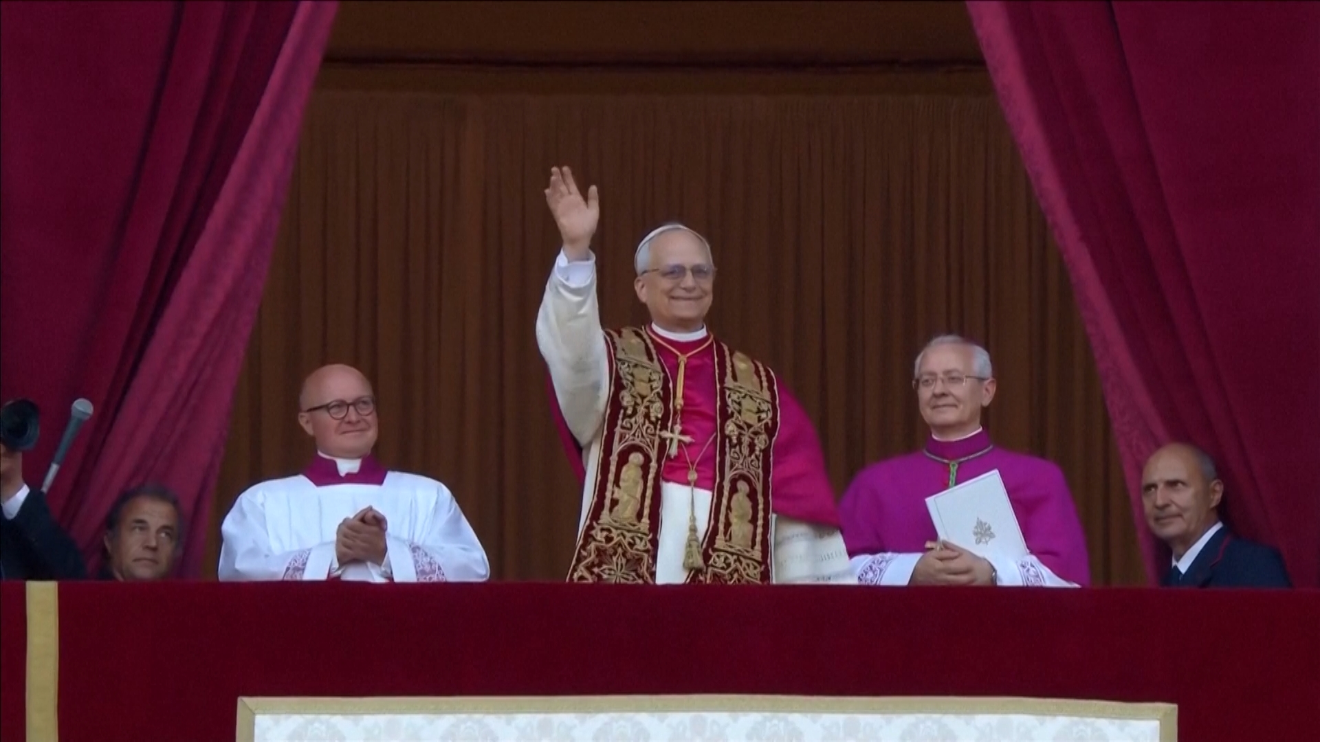 Papa Leone fa la sua prima apparizione