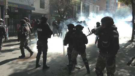 Bolivia, polizia spara gas lacrimogeni ai sostenitori di Morales