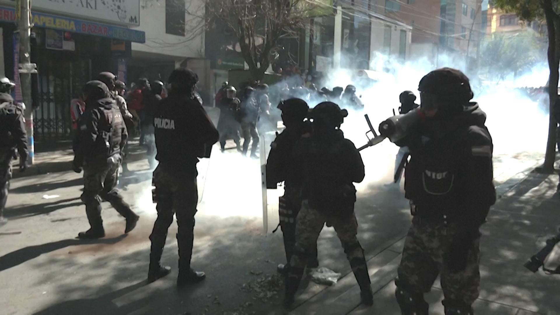 Bolivia, polizia spara gas lacrimogeni ai sostenitori di Morales