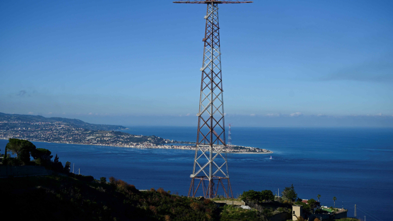 Lo Stretto di Messina, la costruzione di un ponte che collegherà la terraferma all'isola di Sicilia è in fase di pianificazione da anni, come si vede dal piccolo villaggio di Cannitello, Italia , 2 gennaio 2025. REUTERS/Daniele Mascolo/File Photo