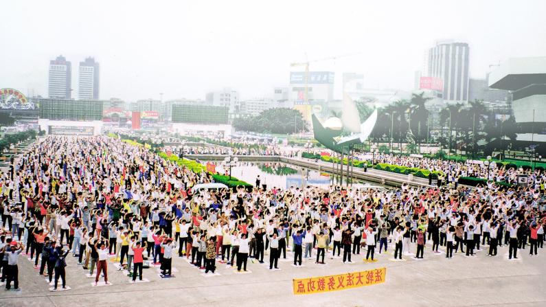 Praticanti del Falun Gong eseguono gli esercizi a Guangzhou, in Cina, prima dell'inizio della persecuzione nel luglio 1999. Foto di Minghui