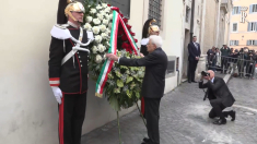 Mattarella depone una corona di fiori alla lapide di Aldo Moro