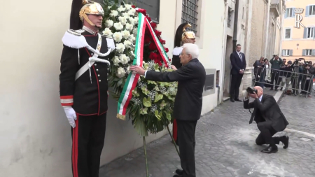 Mattarella depone una corona di fiori alla lapide di Aldo Moro