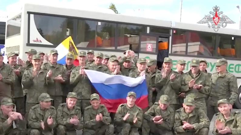 Uno screenshot di un video diffuso dal ministero della Difesa russo mostra soldati russi catturato dalle forze ucraine e rilasciati durante l'ultimo scambio di prigionieri di guerra nel corso del conflitto tra Russia e Ucraina, in una località sconosciuta in Bielorussia. Immagine diffusa il 23 maggio 2025. Ministero della Difesa russo/Distribuzione tramite Reuters