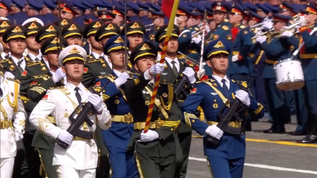 L’esercito comunista cinese sfila a fianco di quello russo a Mosca