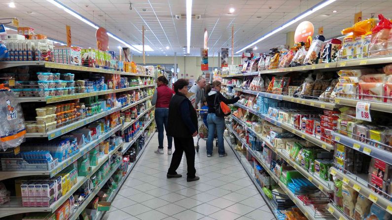 FOTO D'ARCHIVIO: Persone in un supermercato Conad a Roma, Italia, 10 aprile 2016. REUTERS/Max Rossi/Foto d'archivio