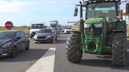 Agricoltori bloccano le autostrade attorno a Parigi in segno di protesta