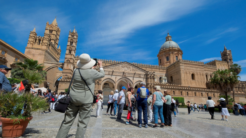Turisti alla cattedrale di Palermo, Italia, 14 maggio 2025. (REUTERS/Igor Petyx)