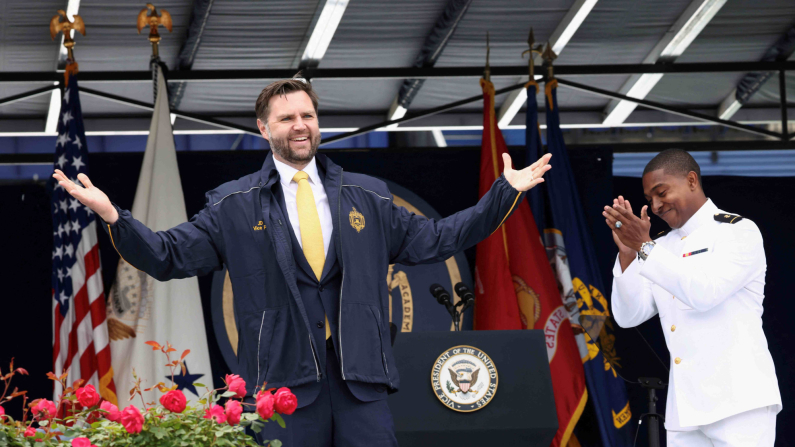 Il vicepresidente degli Stati Uniti JD Vance riceve una giacca in regalo dopo aver parlato alla cerimonia di laurea e incarico presso l'Accademia navale degli Stati Uniti ad Annapolis, Maryland, Stati Uniti, 23 maggio 2025. REUTERS/Kevin Lamarque
