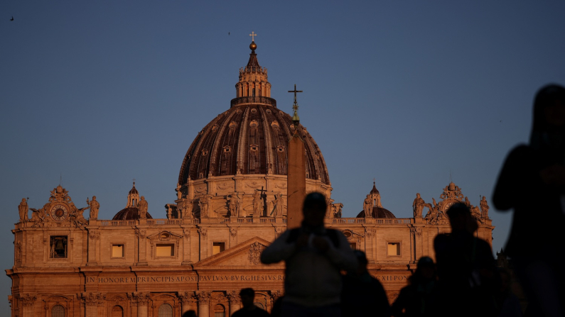 Veduta serale della Basilica di San Pietro (foto REUTERS/Stoyan Nenov).