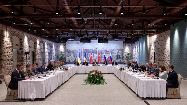 I negoziati di Istanbul, 16 maggio 2025 (foto: Arda Kucukkaya/Turkish Foreign Ministry/Handout via REUTERS)
