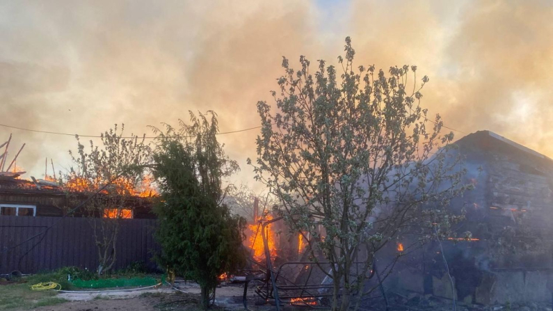 Case in fiamme in seguito ad un attacco di droni ucraini, Mosca, Russia, 28 maggio 2025. (Andrei Vorobyov/REUTERS)