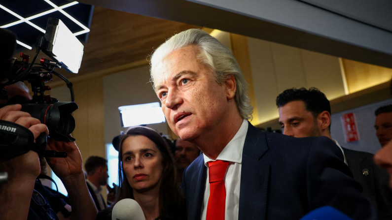 Geert Wilders parla ai media dopo la sua decisione di lasciare la coalizione di governo, all'Aia, Paesi Bassi, 3 giugno 2025. (REUTERS/Piroschka van de Wouw)
