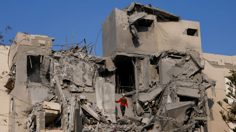 Il personale di emergenza assiste un residente in un sito residenziale colpito, a seguito di un attacco missilistico dell'Iran contro Israele, 24 giugno 2025. (REUTERS/Amir Cohen)
