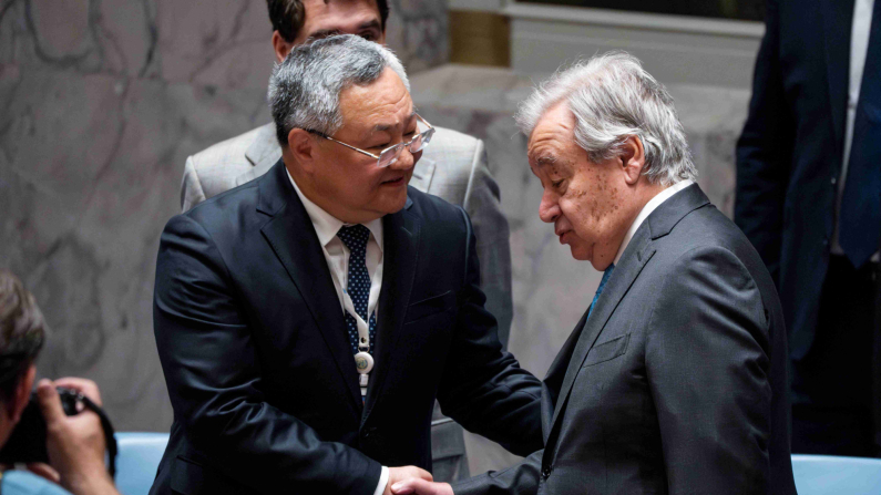 Il Segretario generale delle Nazioni Unite, Antonio Guterres, stringe la mano al Rappresentante permanente della Cina presso l'Onu, Fu Cong, prima di una riunione del Consiglio di sicurezza delle Nazioni Unite, in seguito all'attacco statunitense ai siti nucleari iraniani, presso la sede delle Nazioni Unite a New York City, Stati Uniti, 22 giugno 2025. REUTERS/Eduardo Munoz