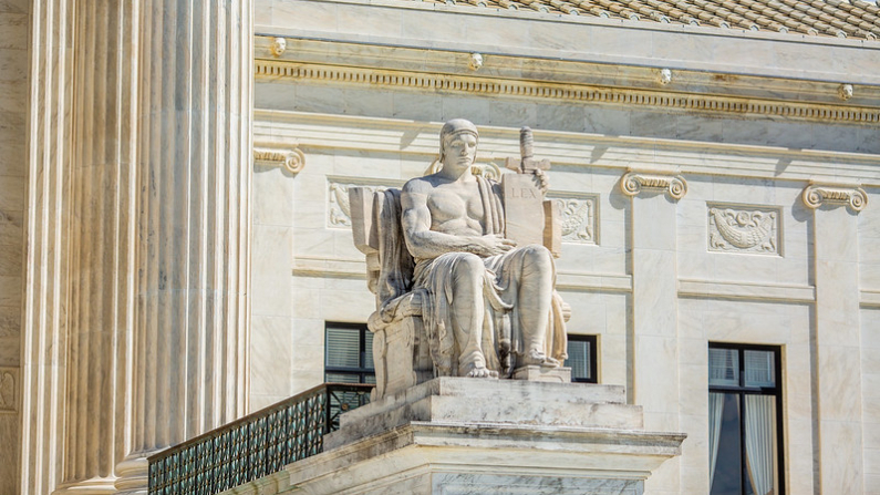 “Autorità della legge”, a destra della scalinata della Corte Suprema degli Stati Uniti. Thomas Hawk, flickr.com, CC BY-NC 2.0: Ritagliata dall'originale