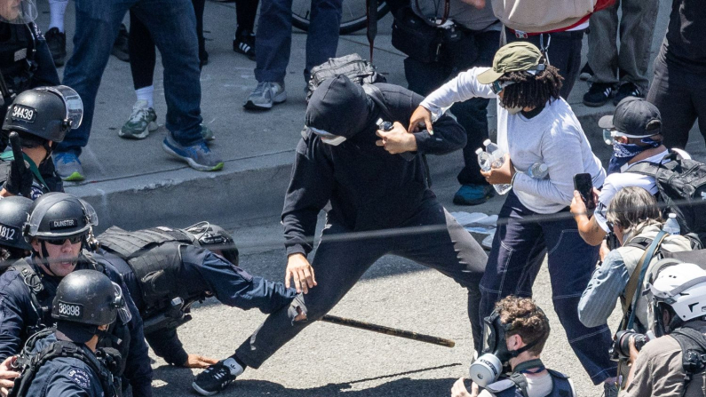 Agenti si preparano ad affrontare i manifestanti contro l'immigrazione a Los Angeles, California, l'8 giugno 2025. (John Fredricks/The Epoch Times)

