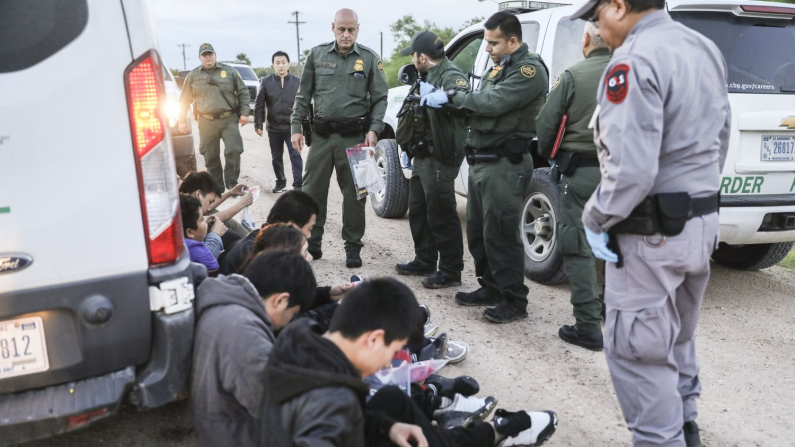 Gli agenti della Border Patrol arrestano sette immigrati clandestini provenienti dalla Cina, uno dal Messico e uno da El Salvador dopo che avevano tentato di sfuggire alla cattura dal Messico verso gli Stati Uniti, Texas. (Charlotte Cuthbertson/The Epoch Times)