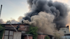 Attacco notturno su Kharkiv, droni e missili colpiscono area industriale e abitazioni