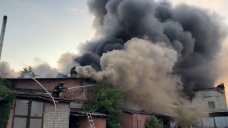 Attacco notturno su Kharkiv, droni e missili colpiscono area industriale e abitazioni