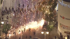 I rivoltosi a Los Angeles sparano fuochi d’artificio e attaccano la polizia