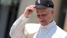 Leone XIV indossa il cappellino dei suoi White Sox durante un evento in Vaticano