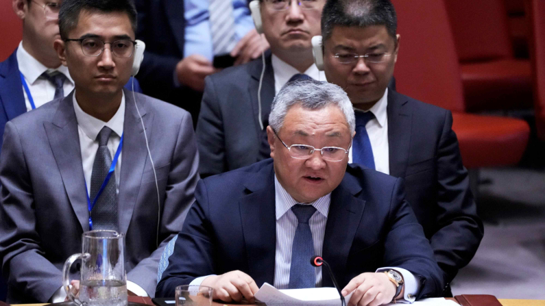 Il rappresentante permanente della Cina presso le Nazioni Unite, Fu Cong, interviene durante una riunione del Consiglio di sicurezza delle Nazioni Unite, in seguito all'attacco di Israele all'Iran, presso la sede delle Nazioni Unite a New York City, Stati Uniti, 13 giugno 2025. REUTERS/Eduardo Munoz