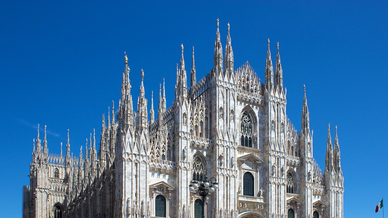 Il Duomo di Milano, ufficialmente Cattedrale Metropolitana della Natività della Beata Vergine Maria è la cattedrale dell'arcidiocesi di Milano e monumento nazionale italiano.