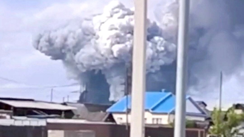 Un attacco di droni contro un'unità militare nell'insediamento di Sredny, nel distretto di Usolsky della regione di Irkutsk, in Russia, in questo fermo immagine da un video pubblicato il 1° giugno 2025. Il governatore della regione di Irkutsk Igor Kobzev via Telegram/Handout via Reuters