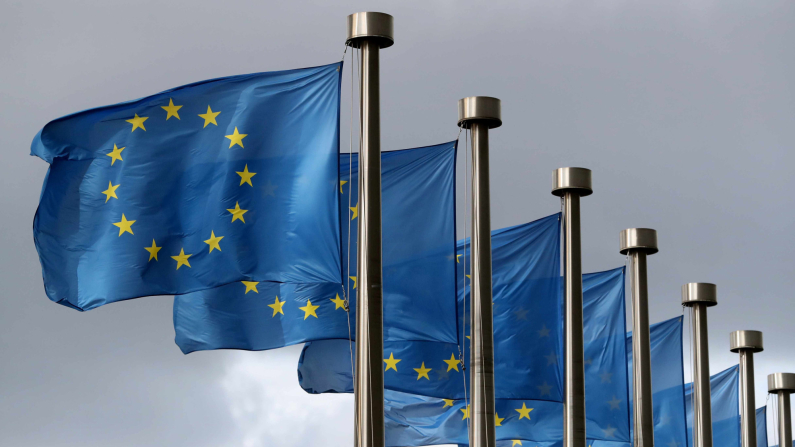 Bandiere dell'UE sventolano davanti alla sede della Commissione europea a Bruxelles, Belgio, il 2 ottobre 2019. REUTERS/Yves Herman/Foto d'archivio