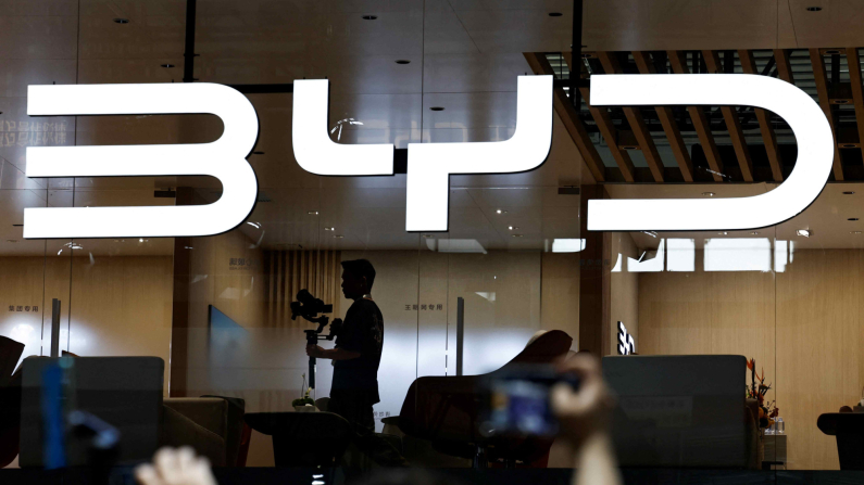 FOTO D'ARCHIVIO: Il logo BYD esposto al Salone Internazionale dell'Automobile di Pechino, Cina, 25 aprile 2024. REUTERS/Tingshu Wang/Foto d'archivio
