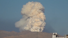 Densa colonna di fumo su Teheran mentre Israele prosegue i raid aerei