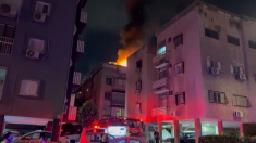 Paramedici israeliani mostrano i danni dopo raid iraniano
