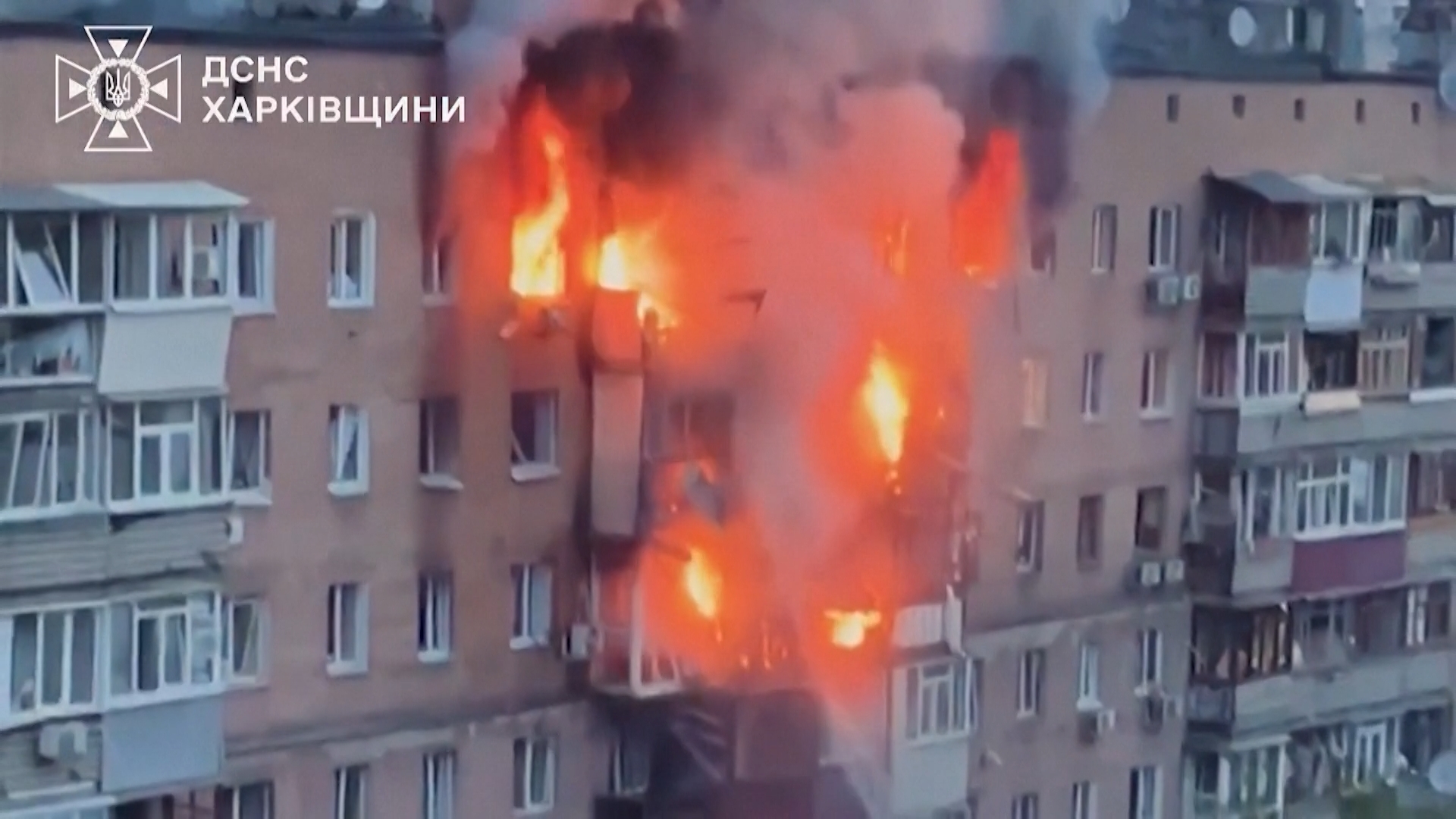 Kharkiv in fiamme, la Russia continua a colpire i civili