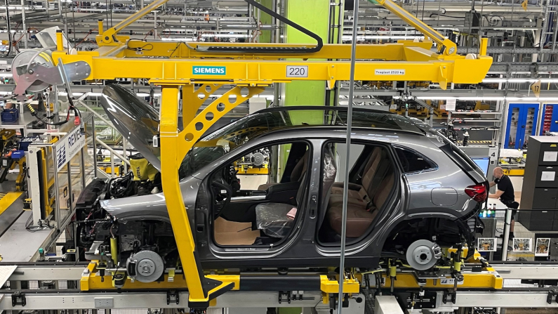 La casa automobilistica tedesca Mercedes-Benz in una fabbrica a Rastatt, Germania, 4 giugno 2025. (REUTERS/Christoph Steitz)