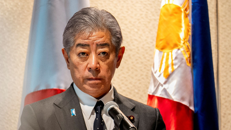 Il ministro degli Esteri giapponese Takeshi Iwaya osserva a Taguig City, Metro Manila, Filippine, 15 gennaio 2025. Foto: REUTERS/Lisa Marie David/Pool/File Photo