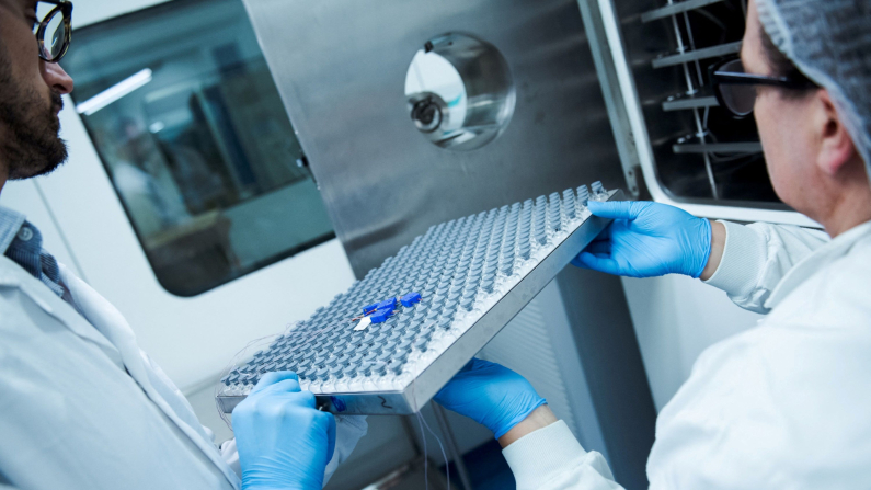 FOTO D'ARCHIVIO: Due tecnici operano sulla macchina riempitrice, utilizzata per il riempimento di fiale presso il Centro di Eccellenza Biotech Chiesi di Parma, Italia, 23 settembre 2024. Centro di Eccellenza Biotech Chiesi/Dispensa tramite REUTERS/Foto d'archivio