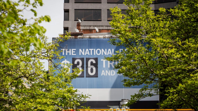 Il national debt clock a Washington il 14 aprile 2025. (Madalina Vasiliu/The Epoch Times)
