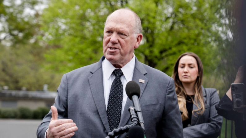 Tom Homan parla ai giornalisti alla Casa Bianca a Washington il 15 aprile 2025. (Madalina Vasiliu/The Epoch Times)