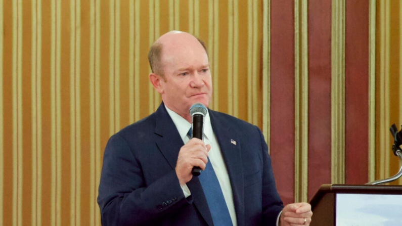 Il senatore democratico interviene all'hotel Palmer House Hilton di Chicago, Illinois, il 22 agosto 2024. (Travis Gillmore/The Epoch Times)

