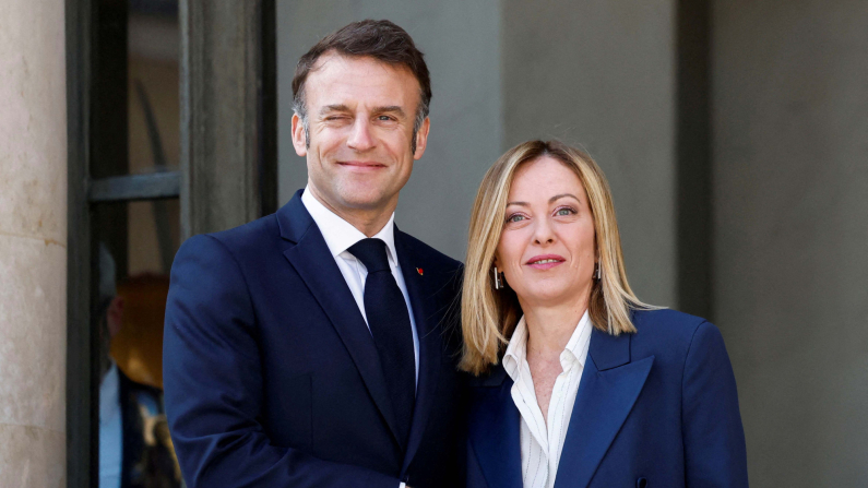 FOTO D'ARCHIVIO: Il presidente francese Emmanuel Macron accoglie il primo ministro italiano Giorgia Meloni al suo arrivo per un incontro con i leader europei e il presidente ucraino Zelenskiy sulla pace e la sicurezza per l'Ucraina, al Palazzo dell'Eliseo a Parigi, Francia, 27 marzo 2025. REUTERS/Sarah Meyssonnier/Foto d'archivio