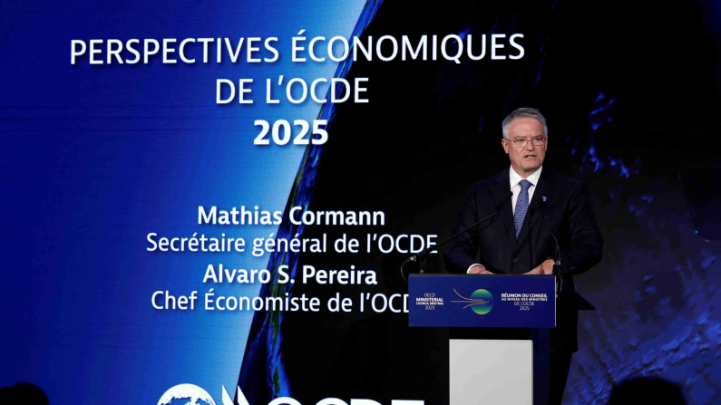 Il Segretario generale dell'OCSE, Mathias Cormann, tiene un discorso per presentare le Prospettive economiche dell'OCSE prima della riunione del Consiglio ministeriale del 2025 presso la sede dell'OCSE a Parigi, Francia, il 3 giugno 2025. REUTERS/Benoit Tessier