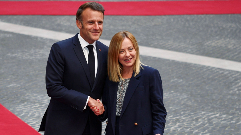 Il primo ministro italiano Giorgia Meloni stringe la mano al presidente francese Emmanuel Macron, il 3 giugno 2025. REUTERS/Guglielmo Mangiapane
