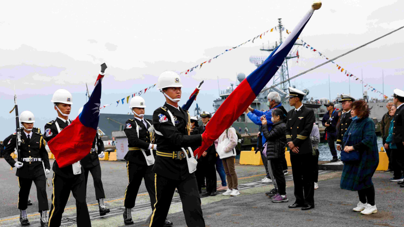FOTO D'ARCHIVIO: Le guardie d'onore militari portano la bandiera di Taiwan durante l'evento di apertura al pubblico della Marina di Taiwan a Yilan, Taiwan, 20 marzo 2025. REUTERS/Ann Wang/Foto d'archivio