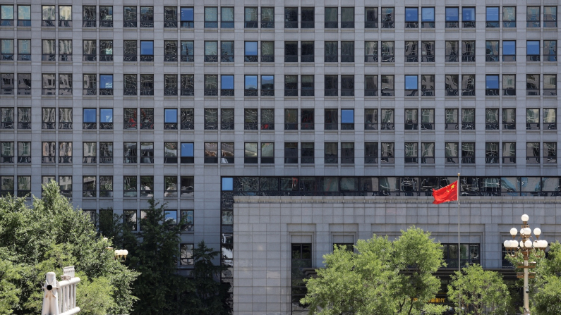 Una bandiera cinese sventola sull'edificio del Ministero del Commercio cinese a Pechino, Cina, 4 giugno 2025
(foto: REUTERS/Florence Lo)